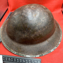 Lade das Bild in den Galerie-Viewer, Britischer Armee-Mk2-Brodie-Helm – Original aus dem 2. Weltkrieg – südafrikanische Herstellung 
