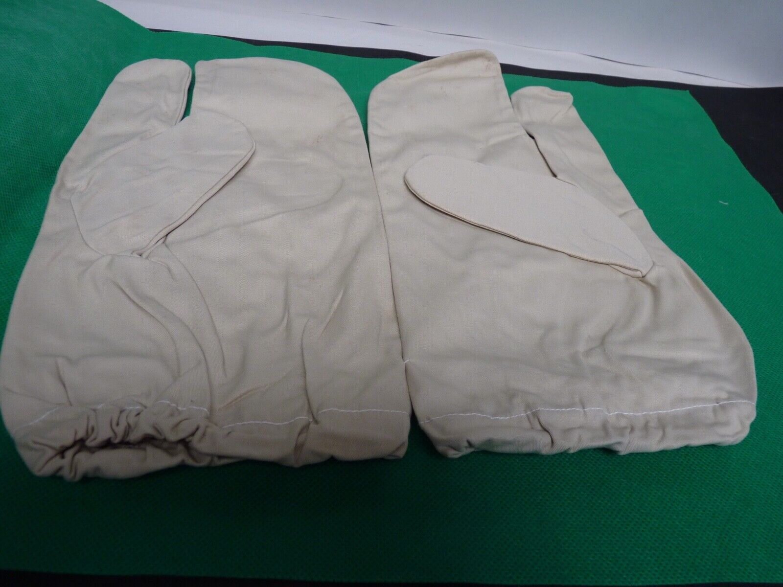 Original WW2 British Army Gunners Winter White Gloves - The Militaria Shop