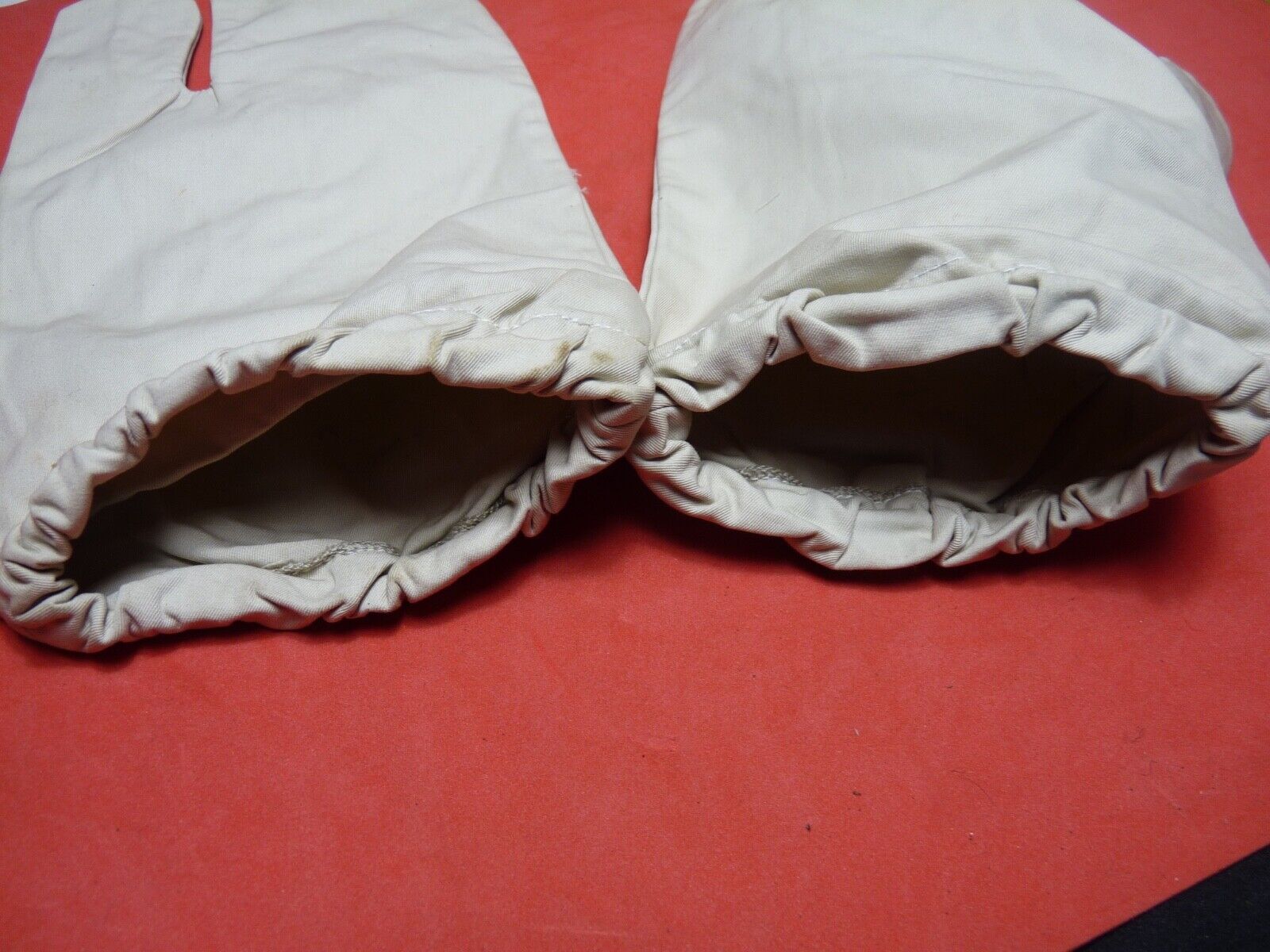 Original WW2 British Army Gunners Winter White Gloves - The Militaria Shop