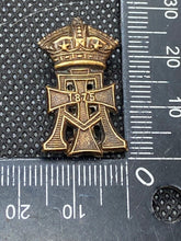Charger l&#39;image dans la galerie, Original British Army Yorkshire Regiment Green Howards Collar Badge
