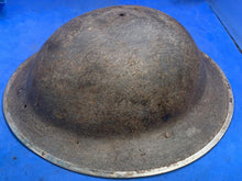 Lade das Bild in den Galerie-Viewer, Originaler Kampfhelm Mk2 Brodie der britischen Armee aus südafrikanischer Produktion aus dem 2. Weltkrieg 
