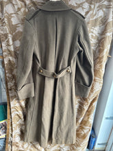 Lade das Bild in den Galerie-Viewer, Original WW1 / WW2 British Army Officers Greatcoat - Royal Artillery - 38&quot; Chest
