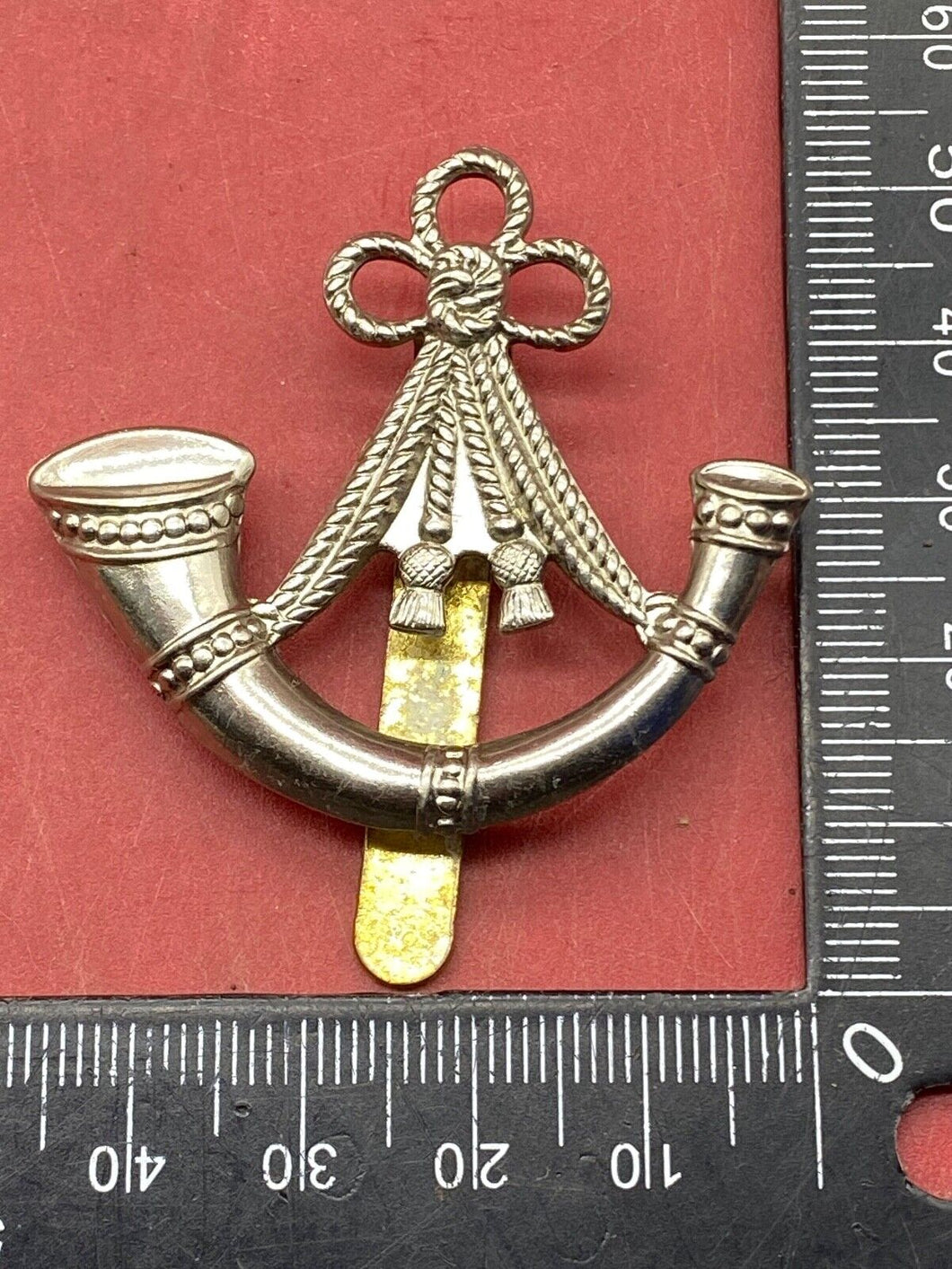 WW1 / WW2 British Army White Metal Light Infantry Cap Badge.