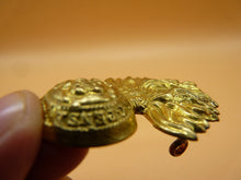 Charger l&#39;image dans la galerie, British Army Cap Badge - The Royal Fusiliers - Kings Crown
