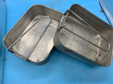 Charger l&#39;image dans la galerie, Original WW2 British Army Soldiers Mess Tin Set - Two Piece - Fold Out Handles
