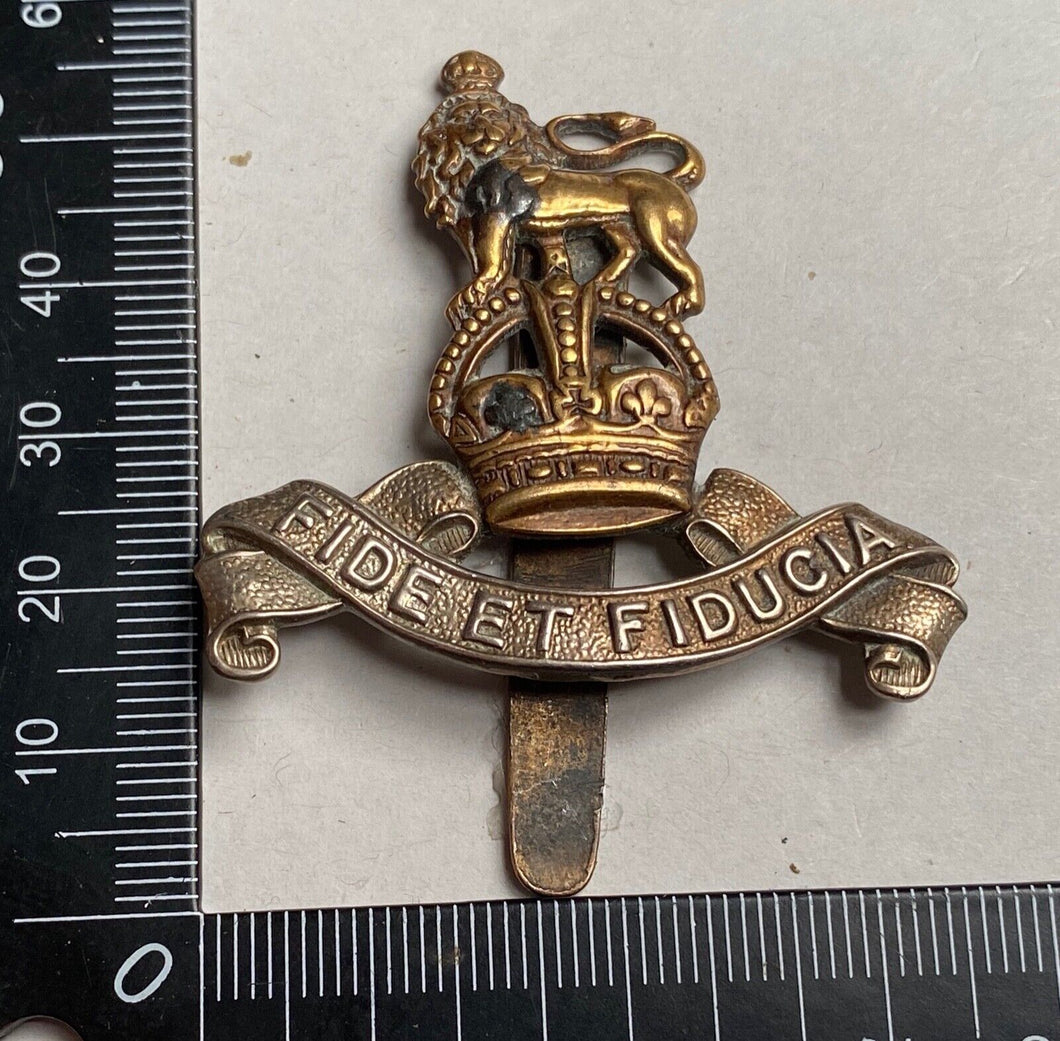 WW1 / WW2 British Army - Army Pay Corps white metal and brass cap badge