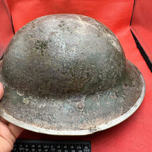 Lade das Bild in den Galerie-Viewer, Britischer Armee-Mk2-Brodie-Helm – Original aus dem 2. Weltkrieg – südafrikanische Herstellung 
