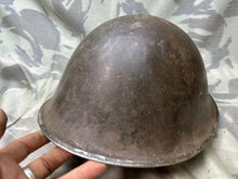 Lade das Bild in den Galerie-Viewer, Originaler Mk3 High Rivet Turtle Helm &amp; Futter der britischen/kanadischen Armee aus dem 2. Weltkrieg 
