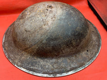 Lade das Bild in den Galerie-Viewer, Britischer Armee-Mk2-Brodie-Helm – Original aus dem 2. Weltkrieg – südafrikanische Herstellung 
