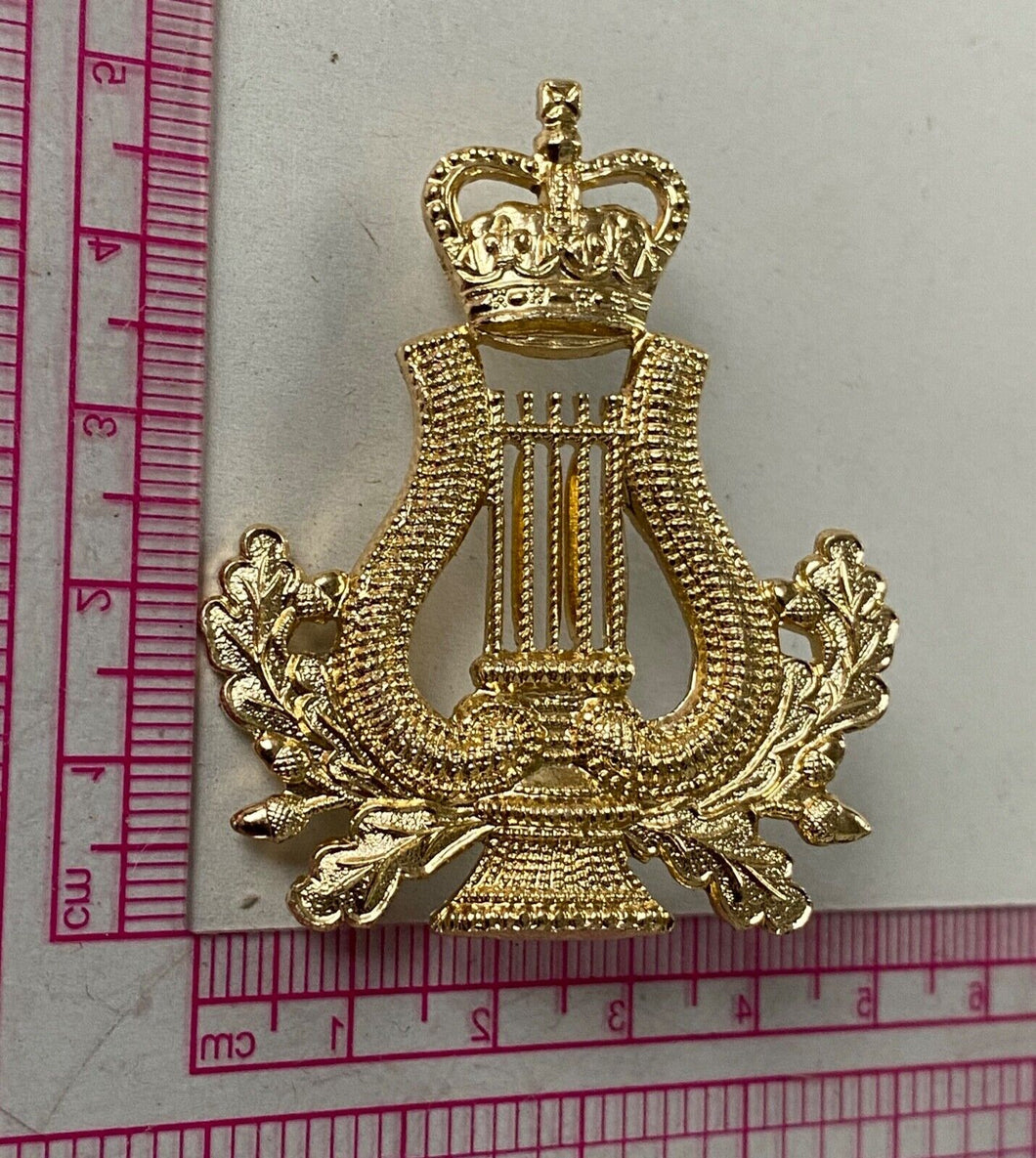 A Queens Crown British Army MUSICIAN'S staybrite cap badge - nice condition
