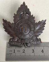 Load image into Gallery viewer, A STUNNING QUALITY Canadian 19th LINCOLN Regiment BRONZE CAP BADGE - B60
