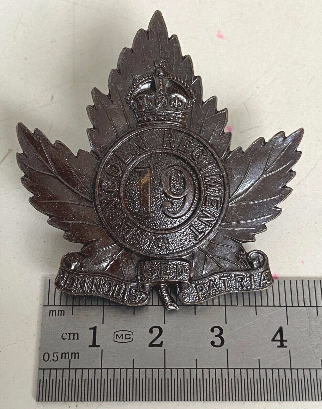 A STUNNING QUALITY Canadian 19th LINCOLN Regiment BRONZE CAP BADGE - B60