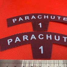 Load image into Gallery viewer, Pair of WW2 Style Printed Parachute Regiment No.1 Shoulder Titles - Reproduction
