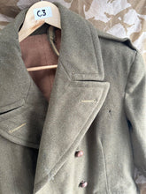Lade das Bild in den Galerie-Viewer, Original WW2 British Army &quot;Warm&quot; Greatcoat - Officers 1945 Dated - 42&quot; Chest
