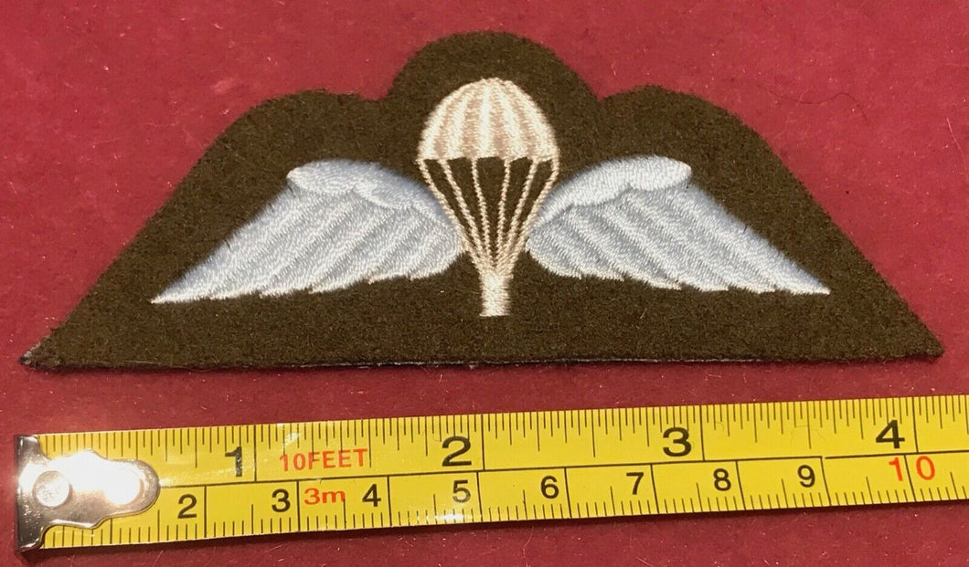 A current issue British Army paratroopers uniform jump wing badge          B15