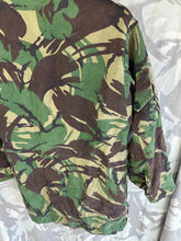 Lade das Bild in den Galerie-Viewer, Original DPM Camouflage-Kittel für gemäßigte Temperaturen der britischen Armee – Brustumfang 40 Zoll
