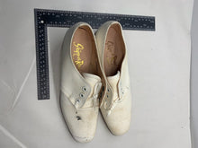 Load image into Gallery viewer, Original WW2 British Army Women&#39;s White Summer Shoes - ATS WAAF - Size 250s
