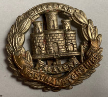 Charger l&#39;image dans la galerie, WW1 / WW2 British Army - Northamptonshire Regiment brass and WM cap badge.
