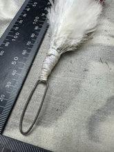 Lade das Bild in den Galerie-Viewer, Genuine British Army White Hackle / Feather Plume - Fusiliers
