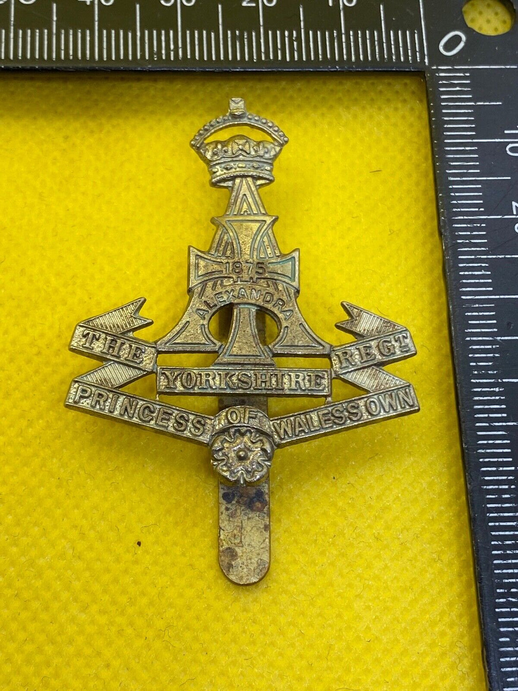 WW1 / WW2 British Army THE YORKSHIRE REGIMENT White Metal Cap Badge.