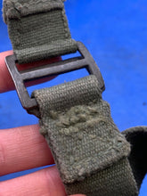 Charger l&#39;image dans la galerie, Original WW2 British Army 44 Pattern Shoulder Strap - 1945 Dated
