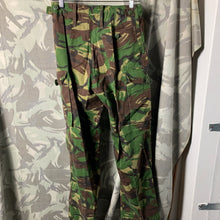 Lade das Bild in den Galerie-Viewer, Original DPM Kampfhose der britischen Armee – 28&quot; Taille 
