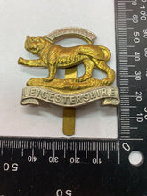 Load image into Gallery viewer, Original WW1 / WW2 British Army - The Leicestershire Regiment Cap Badge
