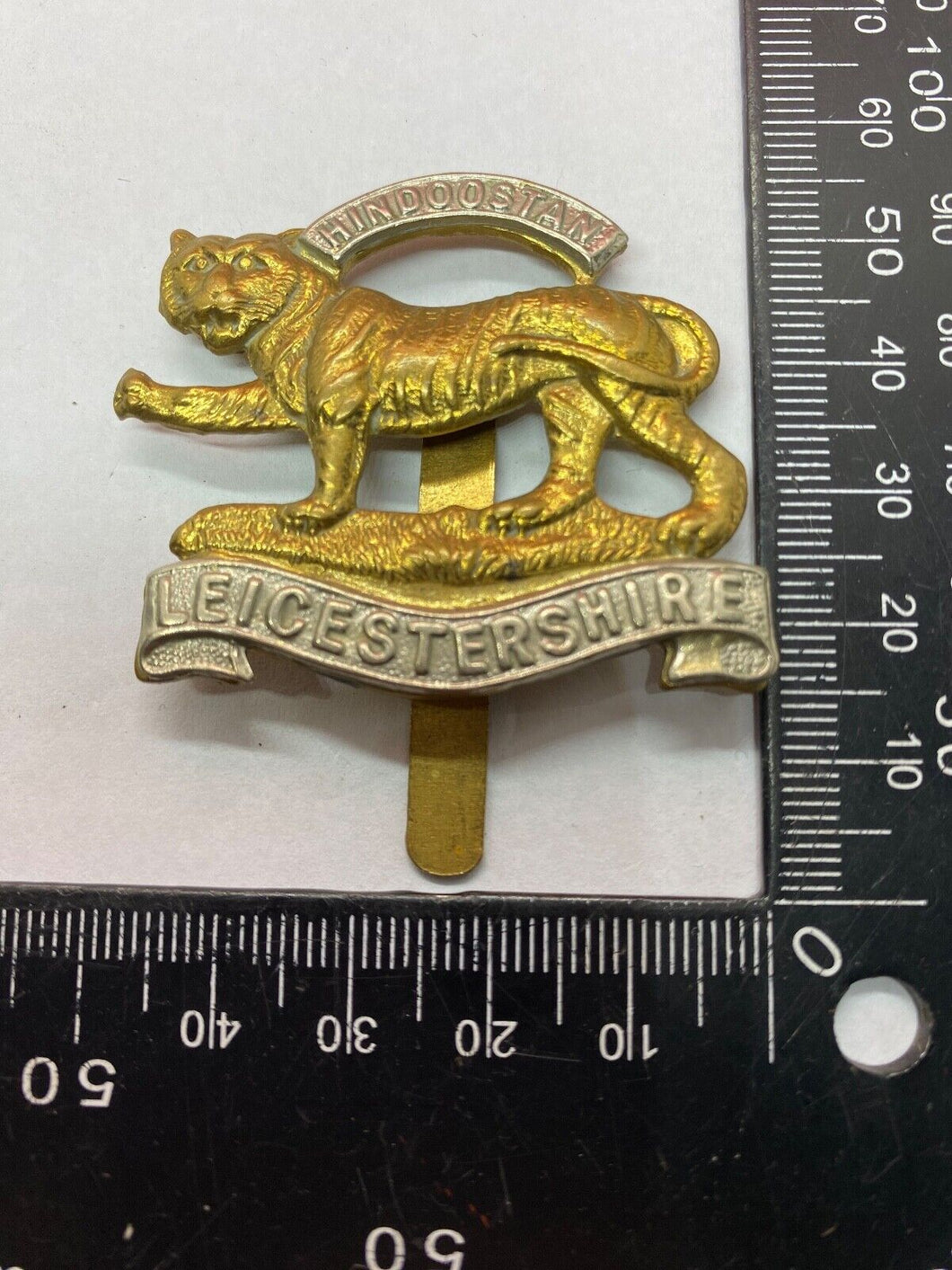 Original WW1 / WW2 British Army - The Leicestershire Regiment Cap Badge