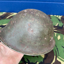 Lade das Bild in den Galerie-Viewer, WW2 Kanadische Armee Mk3 Turtle Helm - Original Helmschale - Hohe Niete 
