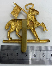 Charger l&#39;image dans la galerie, A large QUEEN&#39;S WEST SURREY Regiment cap badge - gilt metal with rear slider B36
