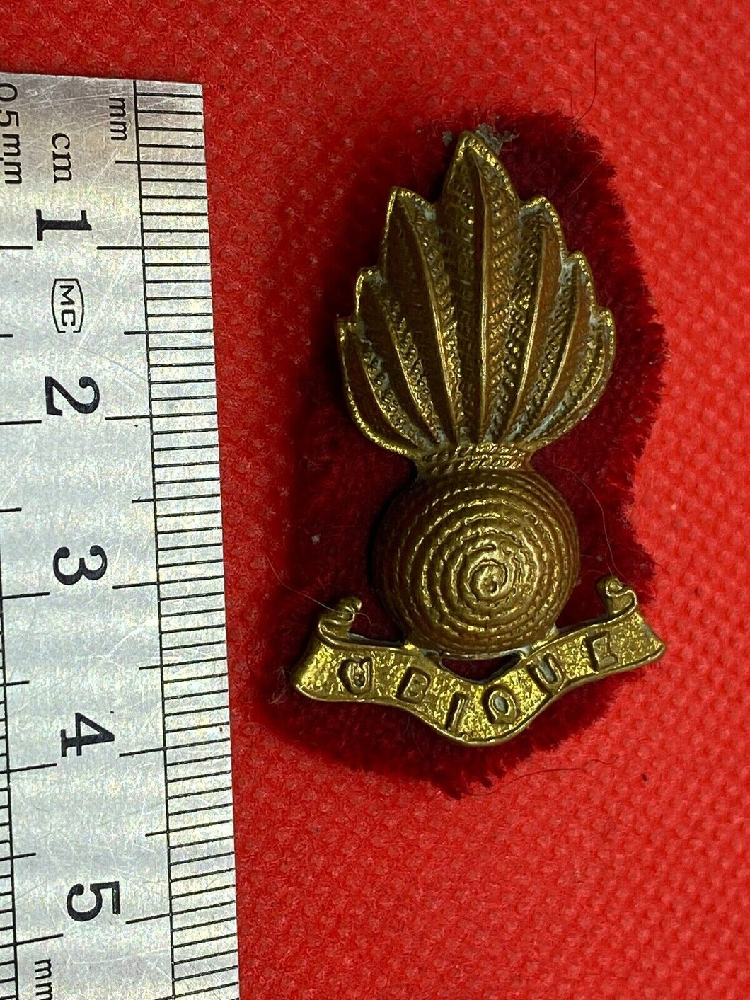 Original WW1 / WW2 British Army Artillery Officers Brass Collar Badge & Backing