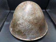 Lade das Bild in den Galerie-Viewer, Mk3 Kanadische / Britische Armee Original WW2 Schildkrötenhelm mit hoher Niete 
