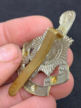 Charger l&#39;image dans la galerie, Original WW2 British Army Royal Sussex Regiment Brass Cap Badge

