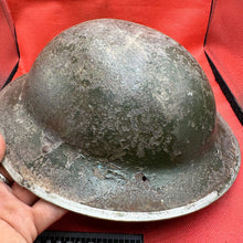 Lade das Bild in den Galerie-Viewer, Britischer Armee-Mk2-Brodie-Helm – Original aus dem 2. Weltkrieg – südafrikanische Herstellung 
