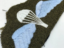 Load image into Gallery viewer, A nice quality current British Army paratroopers uniform jump wing badge--- B15
