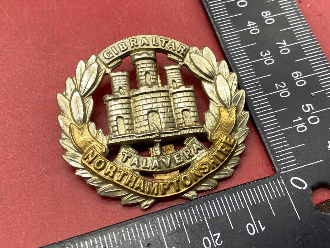 WW1 / WW2 British Army Northamptonshire Regiment Brass / White Metal Cap Badge.