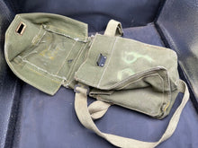 Lade das Bild in den Galerie-Viewer, WW2 British Army Light Gas Mask Bag - 1945 Issued to Commando and Assault Troops
