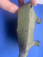 Charger l&#39;image dans la galerie, WW2 British Army / RAF 37 Pattern Webbing Water Bottle Carrier Harness Original
