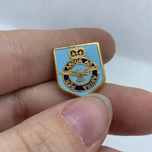 Charger l&#39;image dans la galerie, RAF Royal Air Force - NEW British Army Military Cap/Tie/Lapel Pin Badge #159
