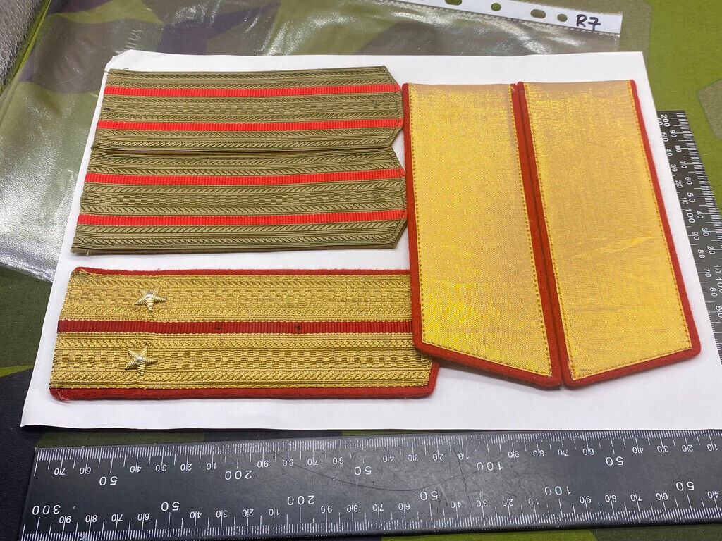 Russian Army Soviet Shoulder Board Epaulette & Badge Set on Display Card