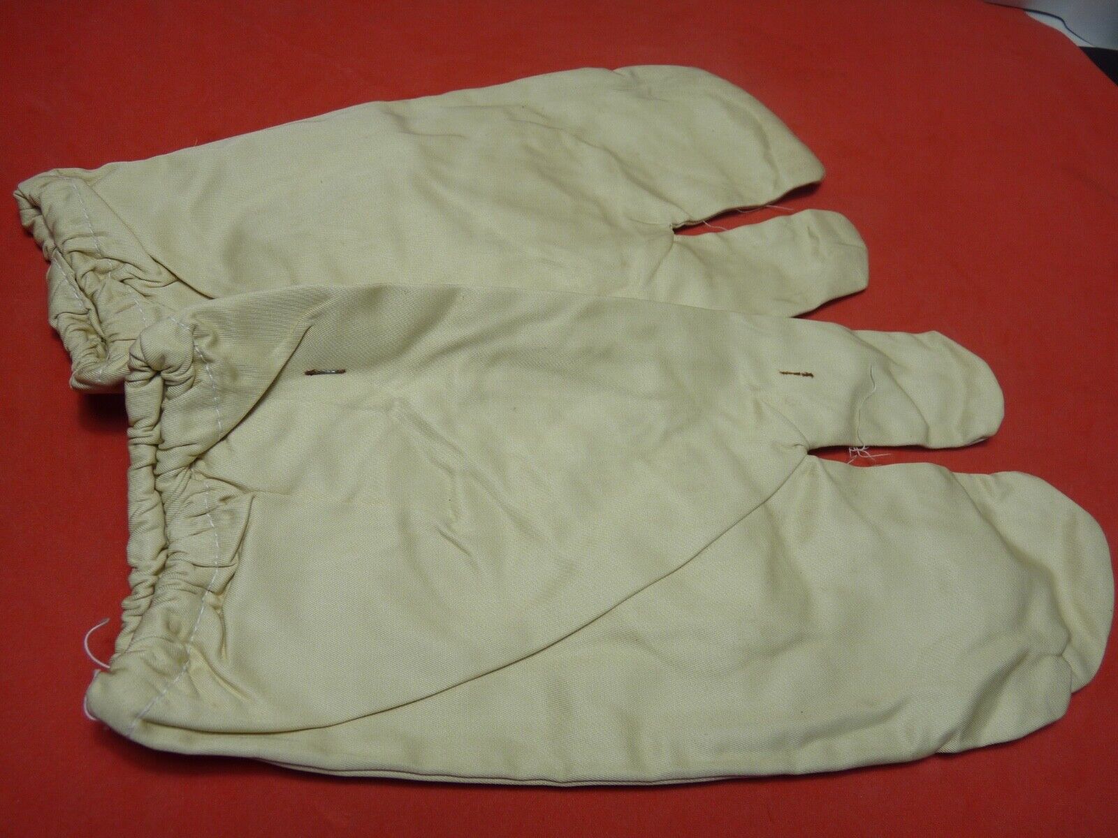 Original WW2 British Army Gunners Winter White Gloves - 1943 - The Militaria Shop