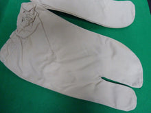 Load image into Gallery viewer, Original WW2 British Army Gunners Winter White Gloves
