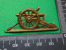 Charger l&#39;image dans la galerie, Original WW1 / WW2 British Army Royal Artillery Collar / Beret Badge
