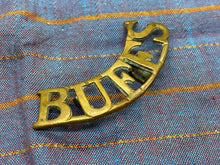 Lade das Bild in den Galerie-Viewer, Original WW1 British Army Brass Buffs Shoulder Title
