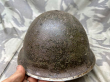 Lade das Bild in den Galerie-Viewer, Originaler Mk3 High Rivet Turtle Helm &amp; Futter der kanadischen/britischen Armee aus dem 2. Weltkrieg 
