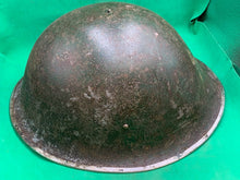 Lade das Bild in den Galerie-Viewer, Originaler Mk3 Turtle-Helm der kanadischen/britischen Armee aus dem 2. Weltkrieg – Div-Zeichen 
