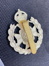 Load image into Gallery viewer, Original WW1 / WW2 British Army NOTTINGHAMSHIRE &quot;THE ROBIN HOODS&quot; Cap Badge
