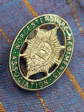 Lade das Bild in den Galerie-Viewer, Original The Worcestershire Regiment Association Lapel Badge
