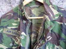 Charger l&#39;image dans la galerie, Genuine British Army DPM Camouflage Jacket - 170/104cm
