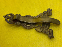 Load image into Gallery viewer, WW1 / WW2 British Army LABOUR CORPS Brass Cap Badge.
